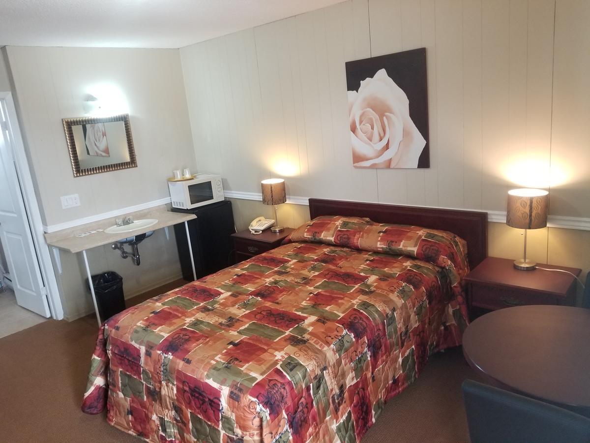 Twin Oaks Motel Orono Luaran gambar