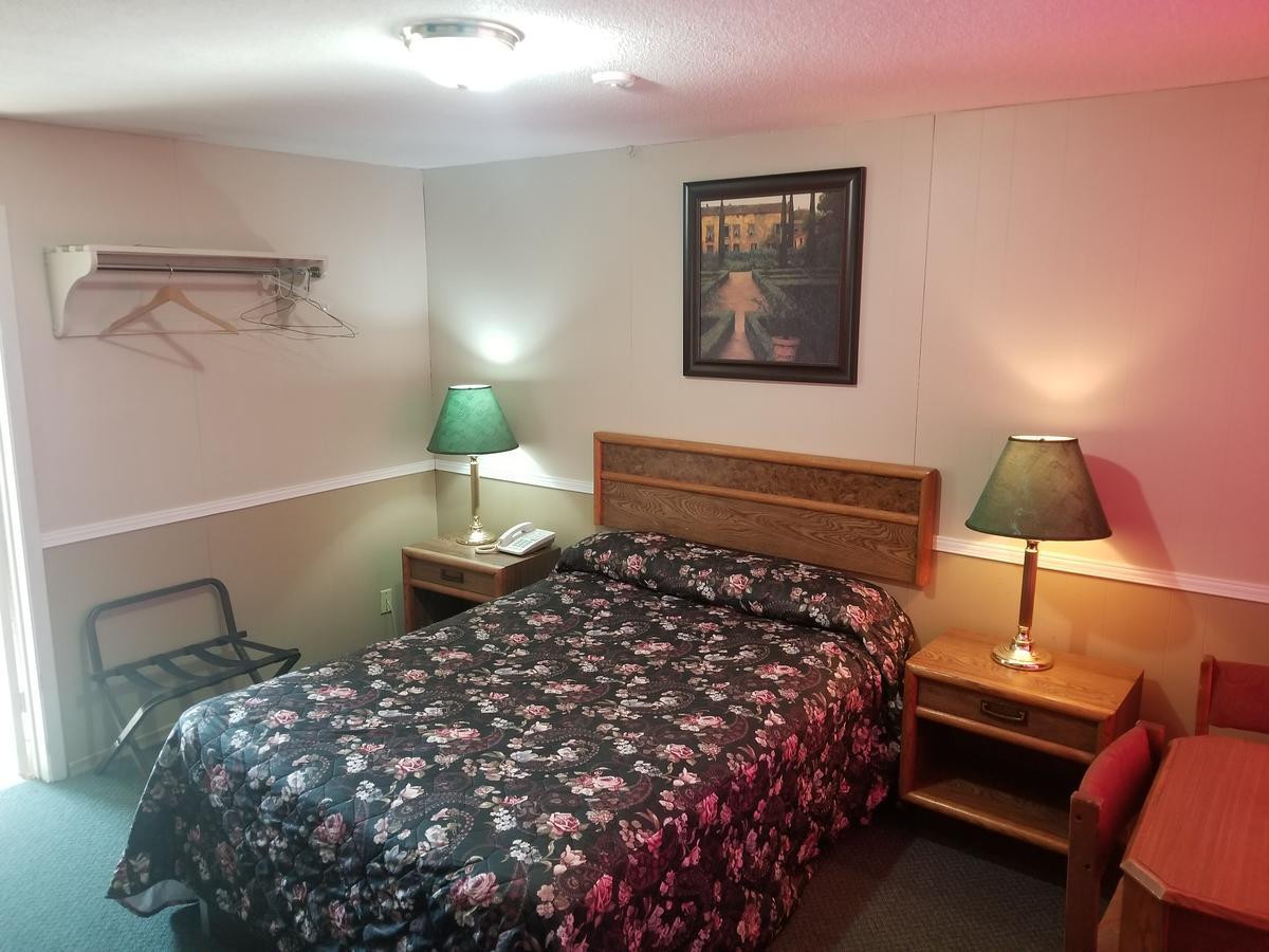 Twin Oaks Motel Orono Luaran gambar
